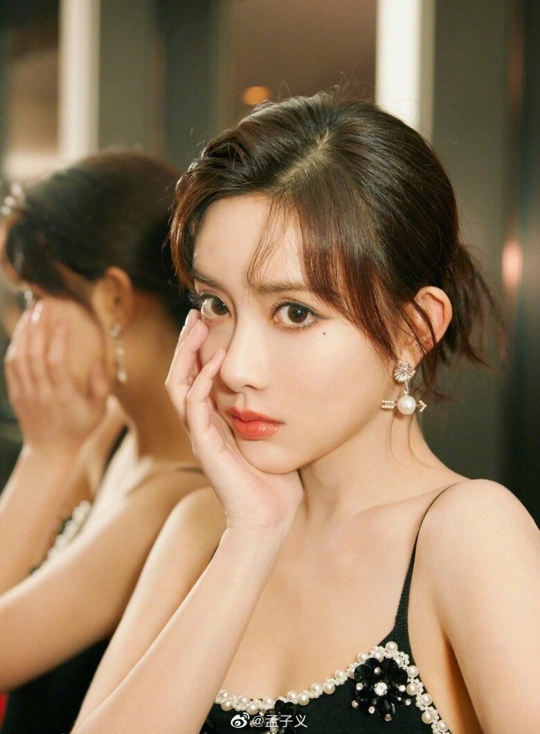Hoa khôi trường điện ảnh có vẻ đẹp như trúng số độc đắc dưỡng da trắng bằng cốc nước ép đơn giản - 3