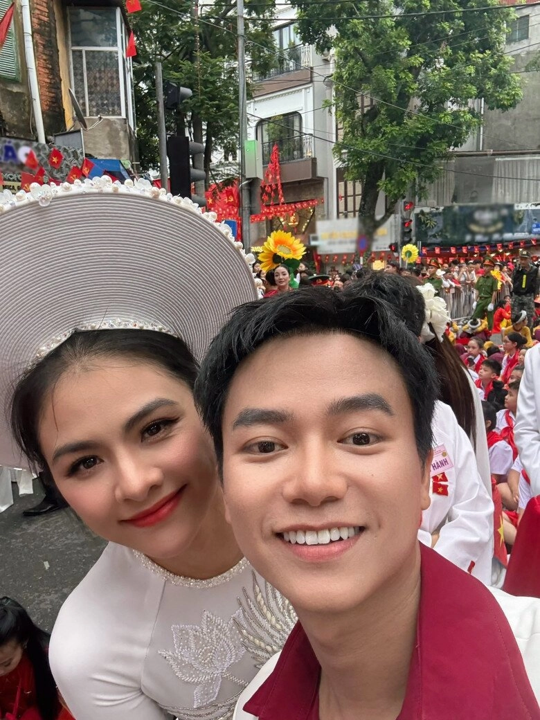 Hội mẹ bỉm tham gia diễu hành a80 vân trang đưa theo con gái từ miền nam ra bắc thu quỳnh được dẫn đầu khối - 5