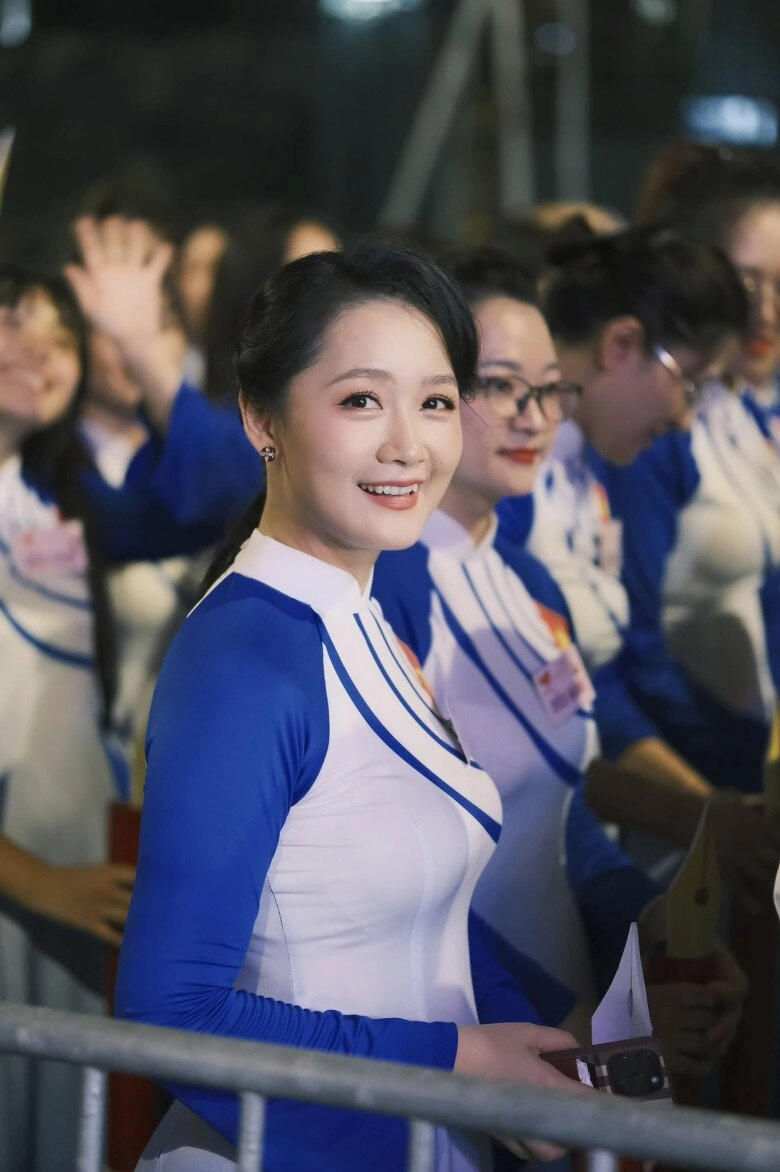 Hội mẹ bỉm tham gia diễu hành a80 vân trang đưa theo con gái từ miền nam ra bắc thu quỳnh được dẫn đầu khối - 14