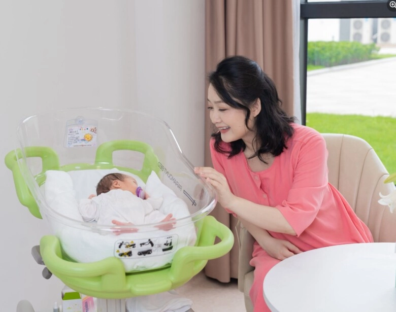 Hội mẹ bỉm tham gia diễu hành a80 vân trang đưa theo con gái từ miền nam ra bắc thu quỳnh được dẫn đầu khối - 17