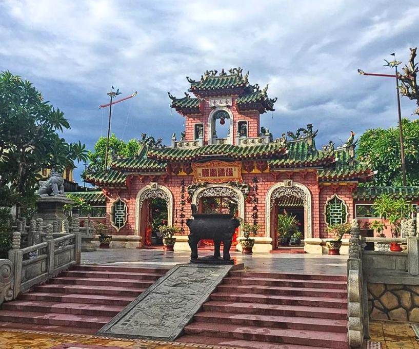 Hội quán hơn 300 tuổi giữa lòng hội an thu hút du khách bốn phương sở hữu kiến trúc cổ kính góc nào lên ảnh cũng đẹp - 1