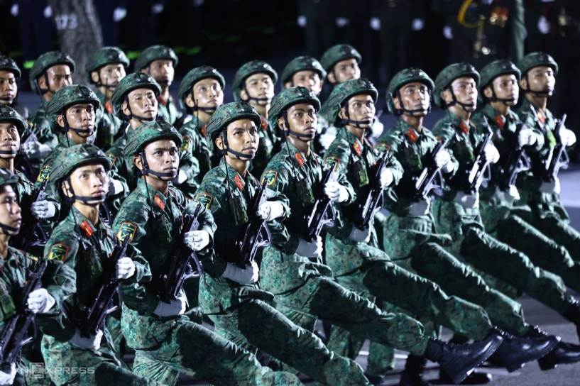 Hơn 10000 người luyện diễu binh ở đường lê duẩn - 5