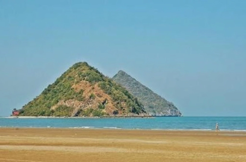Hòn đảo bí ẩn hình bầu ngực hút khách nữ tới cầu tình duyên - 1