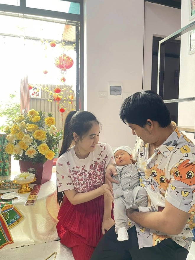 Hôn nhân của nam diễn viên cả đời đóng công an vợ kém 11 tuổi vừa sinh con thứ 3 được khen tinh tế vì cách nhắc chồng - 1
