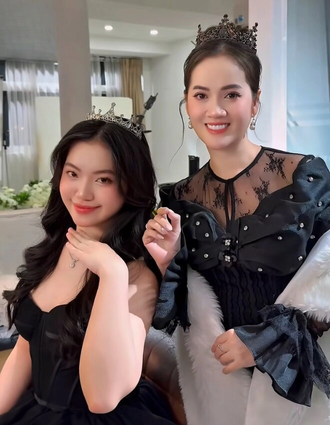 Con gái nsưt vũ linh khoe ảnh tình tứ bên chồng con rể ông hoàng cải lương là vệ sĩ cho vợ và 5 con - 5