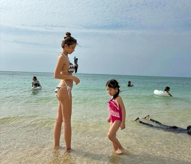 Hot girl nóng bỏng u35 vừa làm mẹ 4 con vừa lên chức bà ngoại 3 năm sau còn sốc hơn - 4