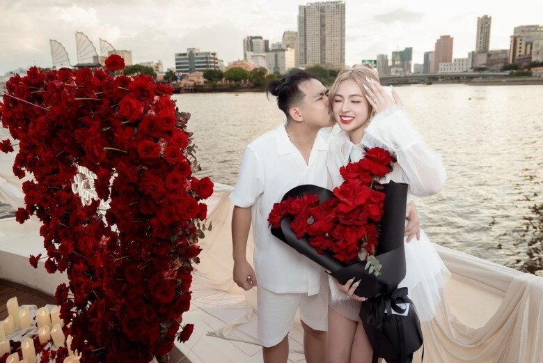 hot girl trứng rán từng gây sốc vì lộ mặt mộc giờ được bạn trai ceo quỳ gối cầu hôn trên du thuyền - 5