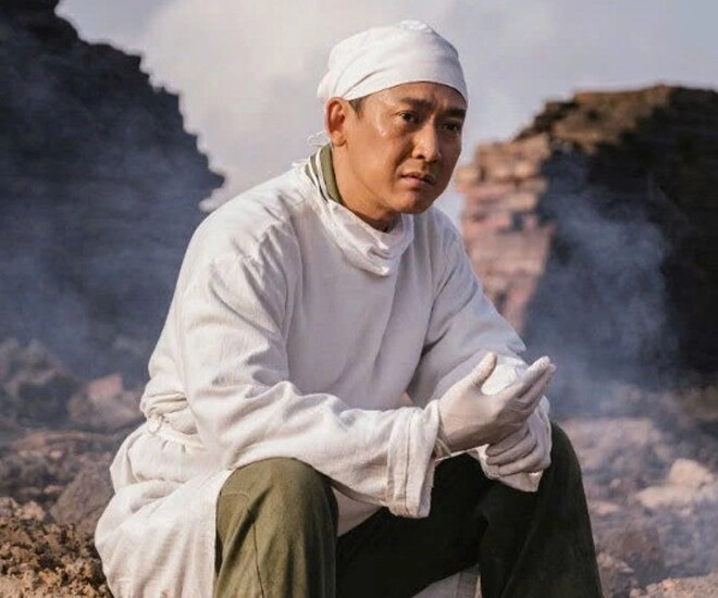 Hứa vĩ văn - bác sĩ quân y phim mưa đỏ đạo diễn ghé tai bảo tôi phải diễn như điên dại - 1