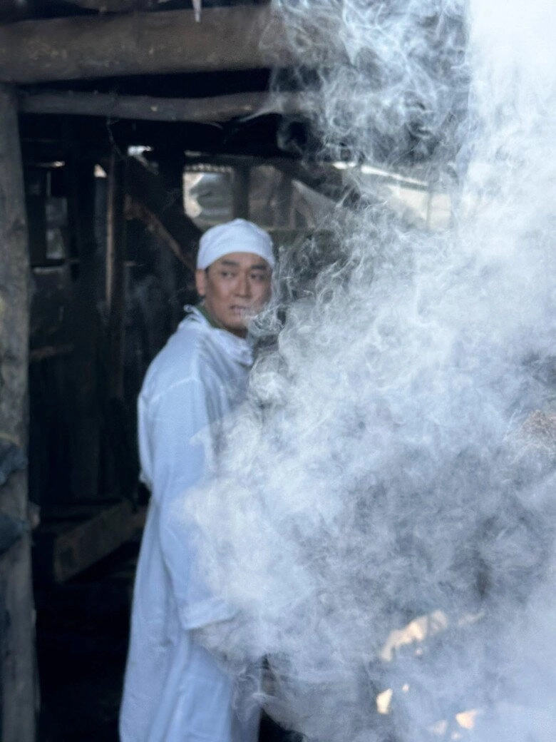 Hứa vĩ văn - bác sĩ quân y phim mưa đỏ đạo diễn ghé tai bảo tôi phải diễn như điên dại - 4