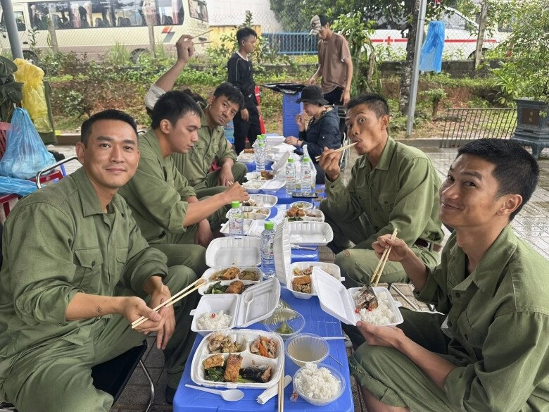 Hứa vĩ văn - bác sĩ quân y phim mưa đỏ đạo diễn ghé tai bảo tôi phải diễn như điên dại - 7