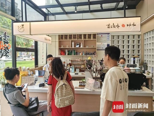 Khách đổ xô tới quán đồ uống thưởng thức món cà phê lòng lợn - 2