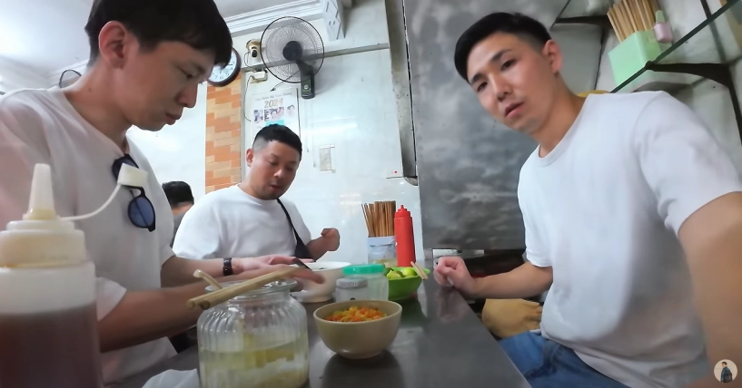 Khách nhật lần đầu ăn phở ở hà nội nói một điều khiến cả nhóm bật cười - 1