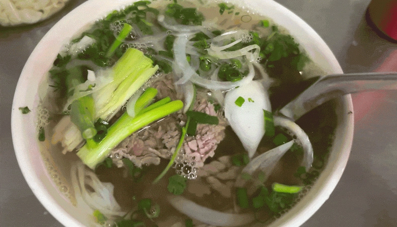 Khách nhật lần đầu ăn phở ở hà nội nói một điều khiến cả nhóm bật cười - 2