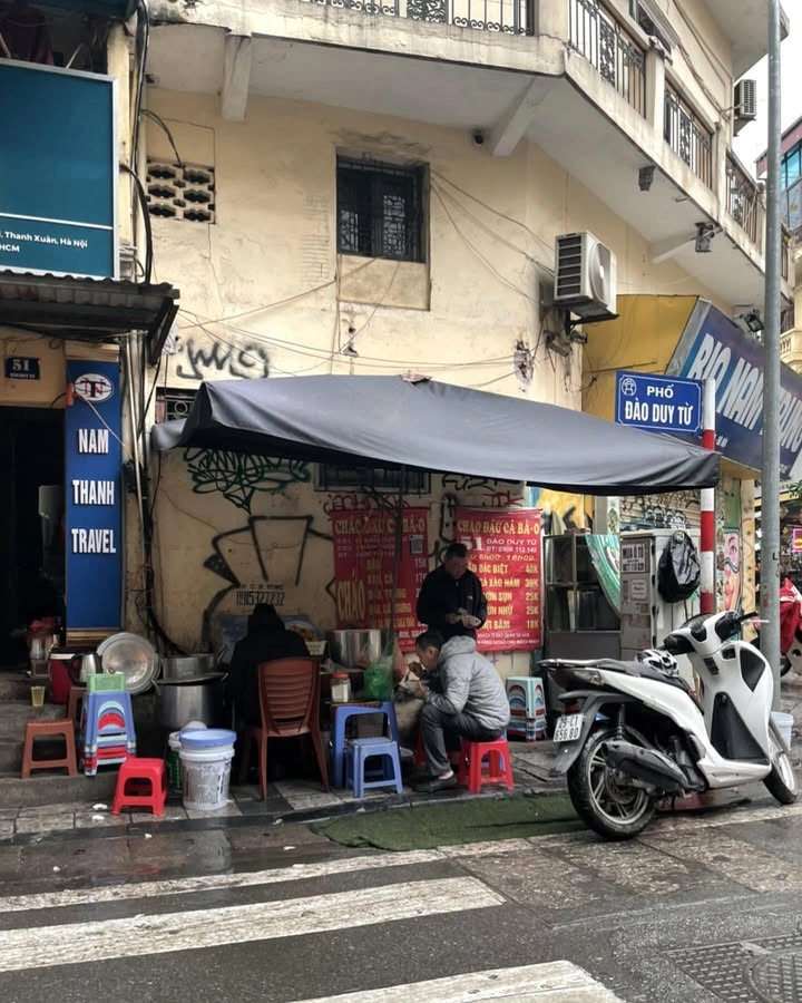 Khách nhật ngồi vỉa hè thử một món ăn lạ ở hà nội bất ngờ vì mức giá - 4