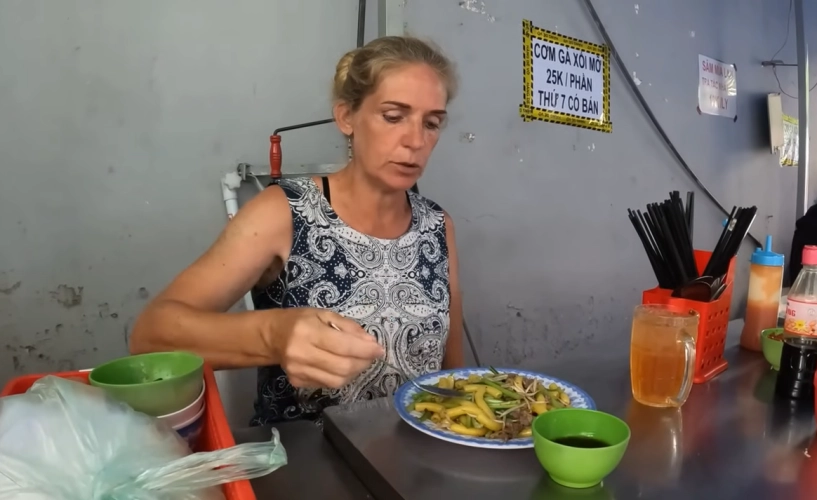 Khách tây bất ngờ vì ăn loạt món ngon ở tphcm chỉ tốn khoảng 100000 đồng - 6
