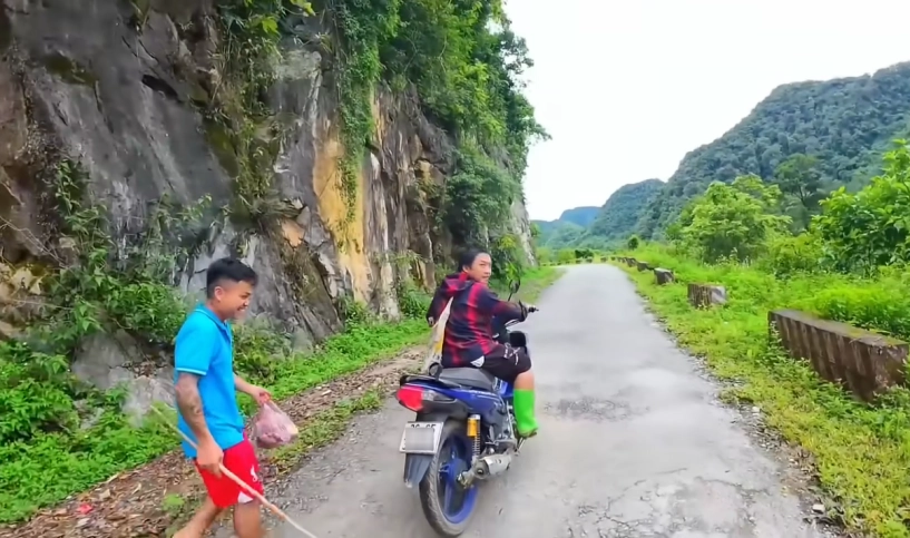 Khách tây đạp xe xuyên việt xúc động vì được gia đình ở thanh hóa mời bữa ăn no - 1