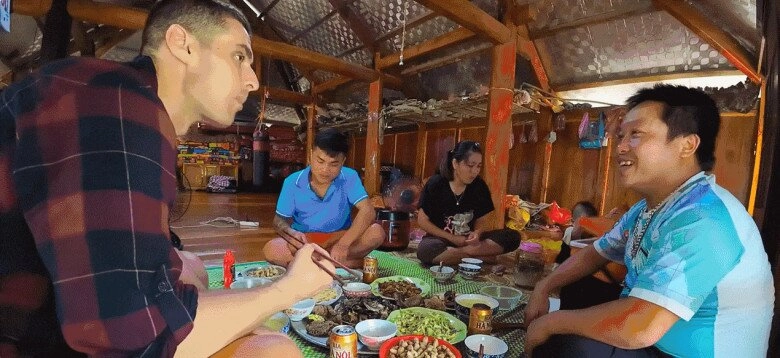 Khách tây đạp xe xuyên việt xúc động vì được gia đình ở thanh hóa mời bữa ăn no - 6
