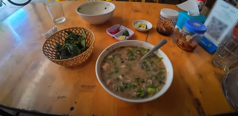 Khách tây sung sướng khi tìm thấy món ngon ở hà tĩnh ăn liền 2 bát - 3