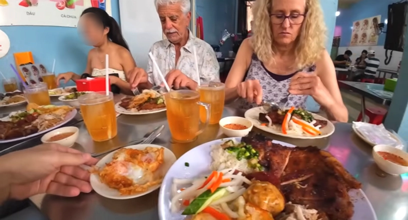 Khách tây trở lại việt nam ăn một món ở quán gần 30 năm khen ngon hơn phở - 2