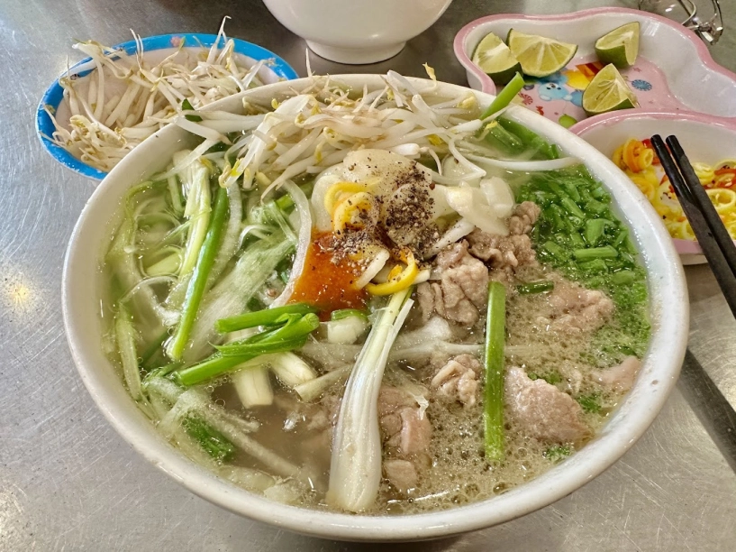 Khách thái thử món phở 3 đời ở tphcm ăn một bữa no nê hết hơn nửa triệu - 6