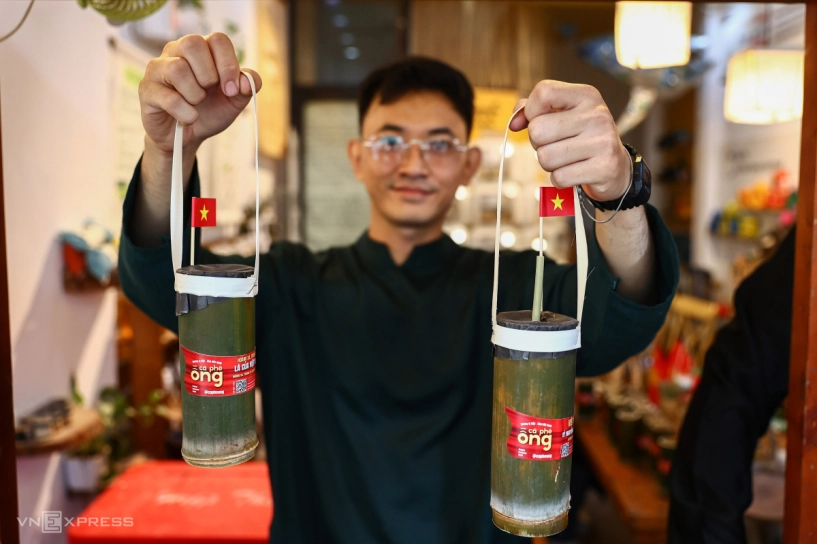 Khách xếp hàng mua cà phê ống tre trang trí lá cờ - 1