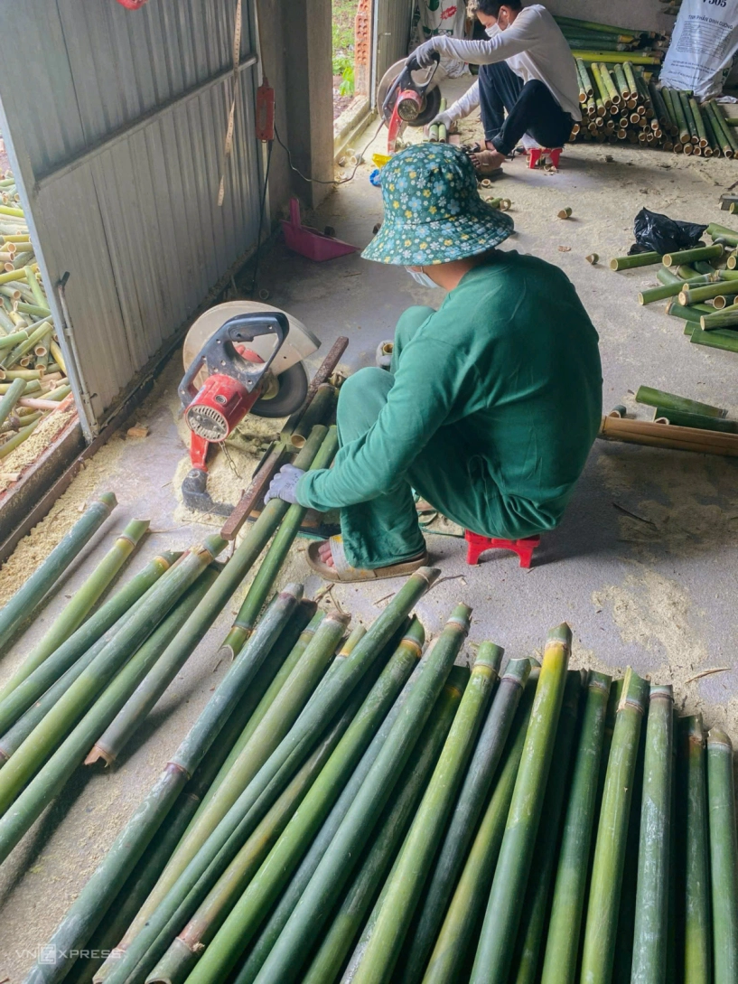 Khách xếp hàng mua cà phê ống tre trang trí lá cờ - 3