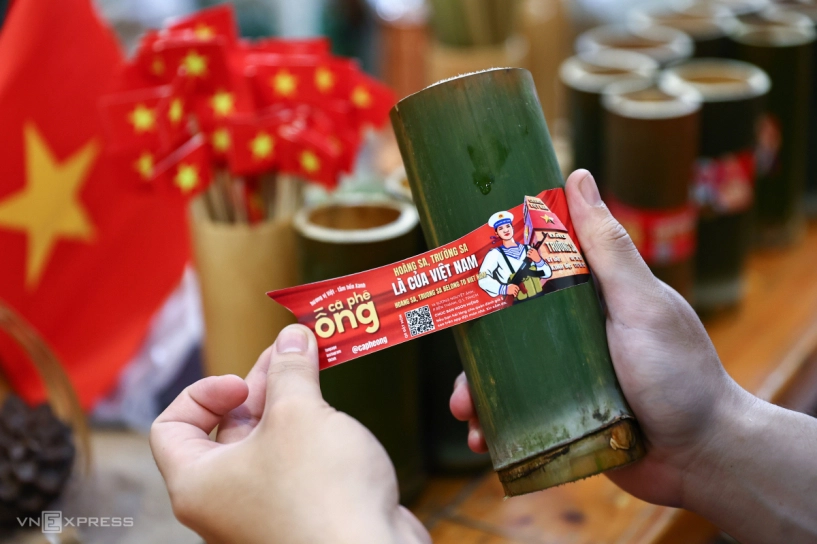 Khách xếp hàng mua cà phê ống tre trang trí lá cờ - 5