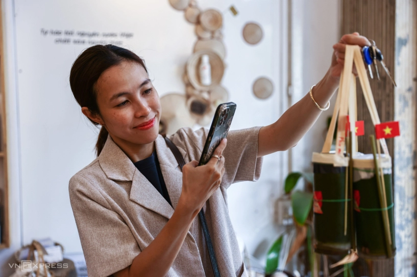 Khách xếp hàng mua cà phê ống tre trang trí lá cờ - 7