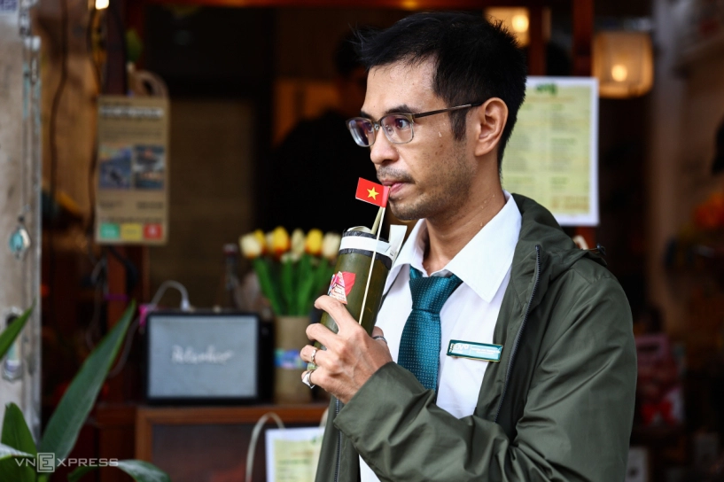 Khách xếp hàng mua cà phê ống tre trang trí lá cờ - 8