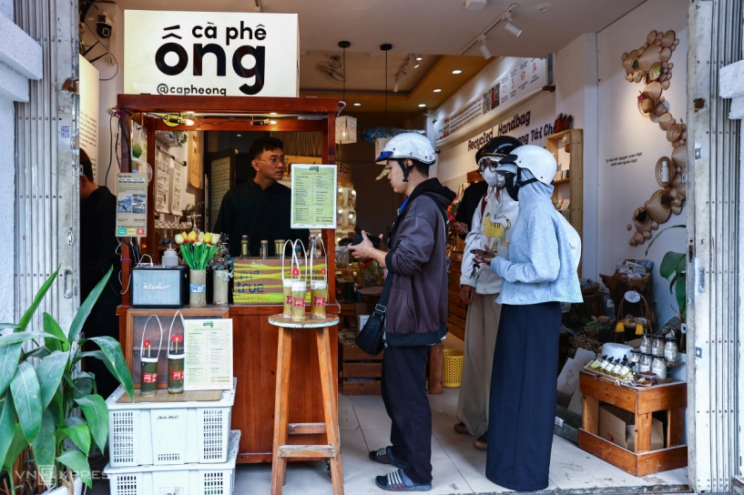 Khách xếp hàng mua cà phê ống tre trang trí lá cờ - 9