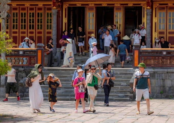Khách xót xa khi ngai vàng triều nguyễn bị phá hoại - 1