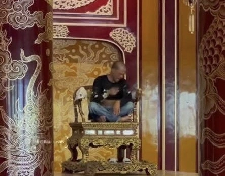 Khách xót xa khi ngai vàng triều nguyễn bị phá hoại - 2