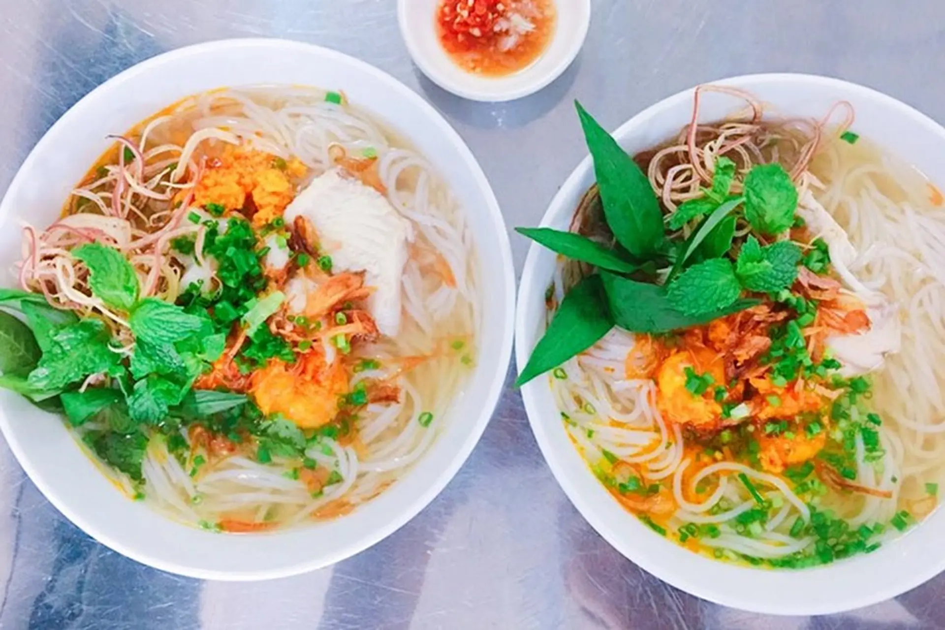 Khám phá địa danh được ví von là vịnh hạ long thu nhỏ có hòn đá sừng sững giữa biển gắn liền với sự tích bí ẩn - 4