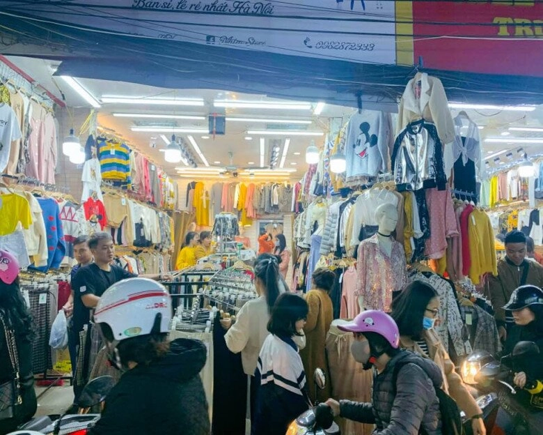 Khám phá khu chợ sinh viên nổi tiếng giữa lòng hà nội thiên đường mua sắm cả ngày lẫn đêm tránh mặc cả vào sáng sớm - 2