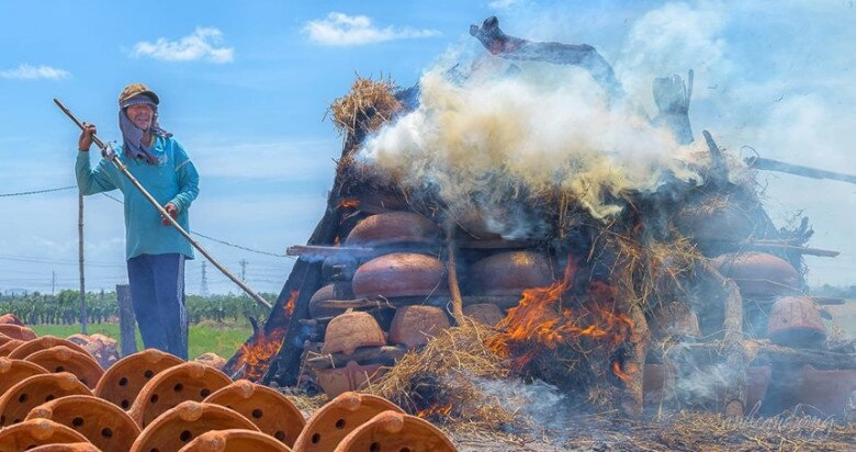 Khám phá làng gốm gắn liền huyền tích của vị vua chăm pa hút khách du lịch nhờ sản phẩm độc bản mang đậm văn hóa truyền thống - 3