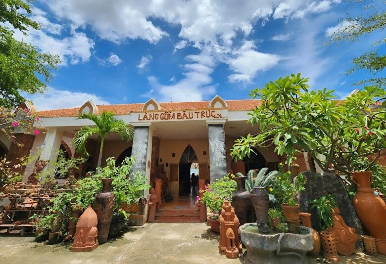 Khám phá làng gốm gắn liền huyền tích của vị vua chăm pa hút khách du lịch nhờ sản phẩm độc bản mang đậm văn hóa truyền thống - 4