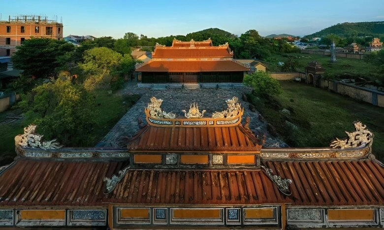 Khám phá lăng mộ của vị vua trị vì 3 ngày lập kỷ lục trong sử việt du khách trầm trồ trước vẻ huyền bí ma mị bên trong - 2