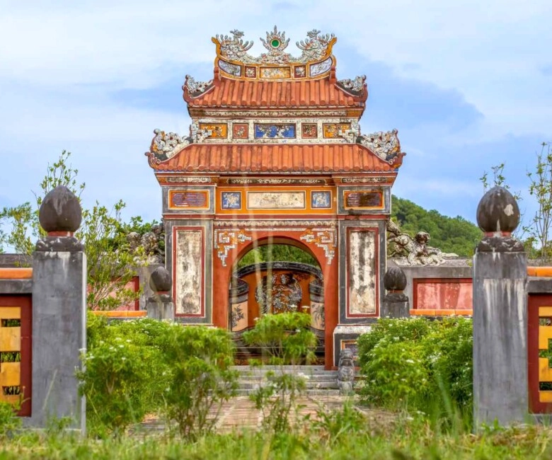 Khám phá lăng mộ của vị vua trị vì 3 ngày lập kỷ lục trong sử việt du khách trầm trồ trước vẻ huyền bí ma mị bên trong - 3