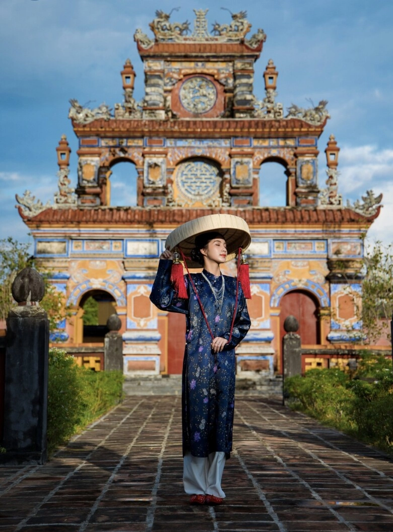 Khám phá lăng mộ của vị vua trị vì 3 ngày lập kỷ lục trong sử việt du khách trầm trồ trước vẻ huyền bí ma mị bên trong - 4