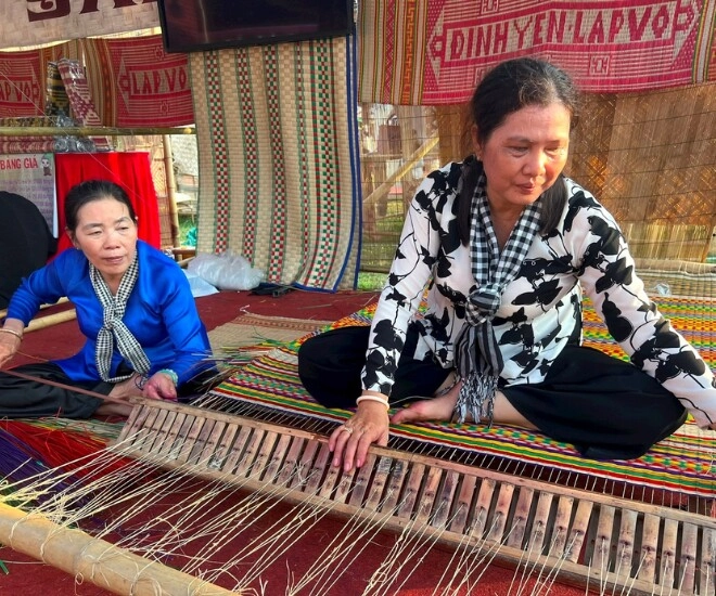 Khám phá làng nghề trăm tuổi nhiều màu sắc du khách đến đây được tham gia phiên chợ ma độc đáo ở miền tây - 1