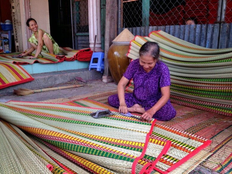 Khám phá làng nghề trăm tuổi nhiều màu sắc du khách đến đây được tham gia phiên chợ ma độc đáo ở miền tây - 3