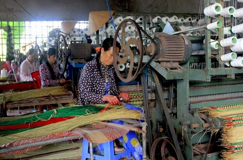 Khám phá làng nghề trăm tuổi nhiều màu sắc du khách đến đây được tham gia phiên chợ ma độc đáo ở miền tây - 4