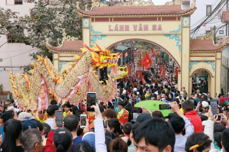 Khám phá lễ hội độc lạ ở hà nội trăm người tranh giành một thứ màu vàng tượng trưng cho sự may mắn tài lộc - 4
