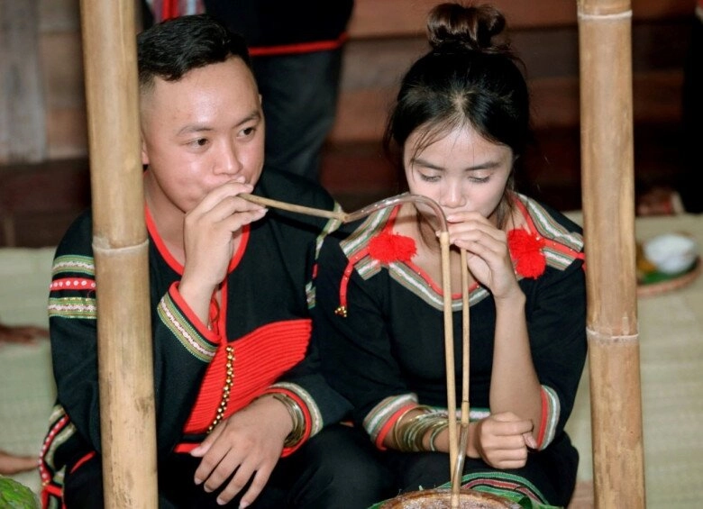 Khám phá phong tục cưới hỏi độc đáo của đồng bào ê đê có hẳn lễ rước rể về nhà nàng nhà trai được đặc quyền thách cưới - 4