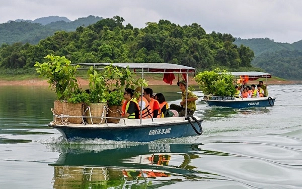 Khám phá vùng đất hữu tình tại quê vua đất chúa được ví vịnh hạ long trên cạn sở hữu cây cổ thụ quý báu gần 700 tuổi - 3