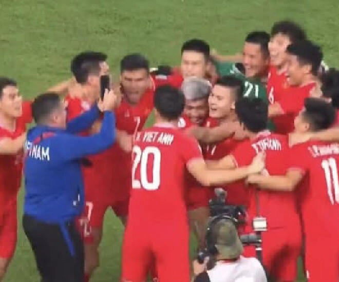 Khán giả lặng người khi xuân son gãy ống đồng việt nam vẫn thắng thái lan 5-3 khiến sao việt vỡ oà - 2