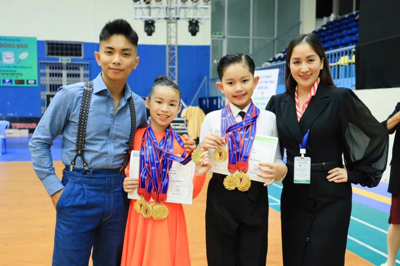 Con gái khánh thi nối bước anh trai kubi thành đương kim vô địch dancesport cả nhà tháp tùng vì lo ái nữ bỏ thi - 11