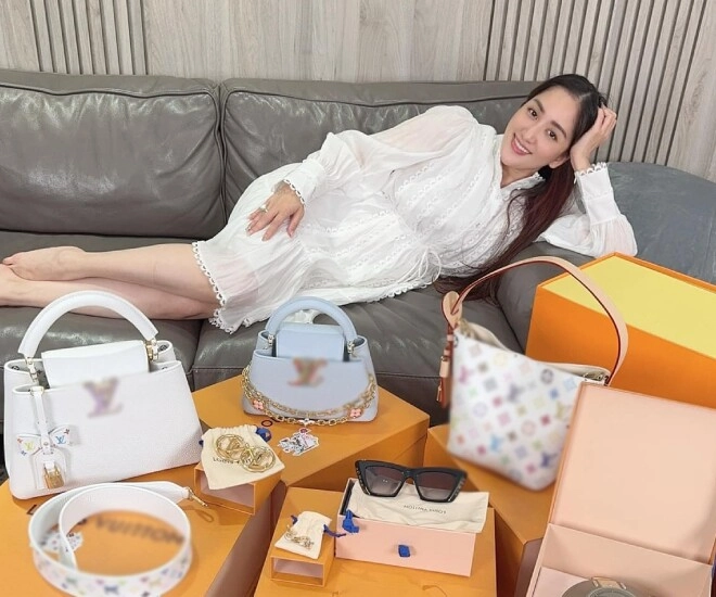 Khánh thi khoe phan hiển sắm cả núi đồ hiệu tặng vợ ngày tết hơn chồng 11 tuổi vẫn được cưng như bà hoàng - 1
