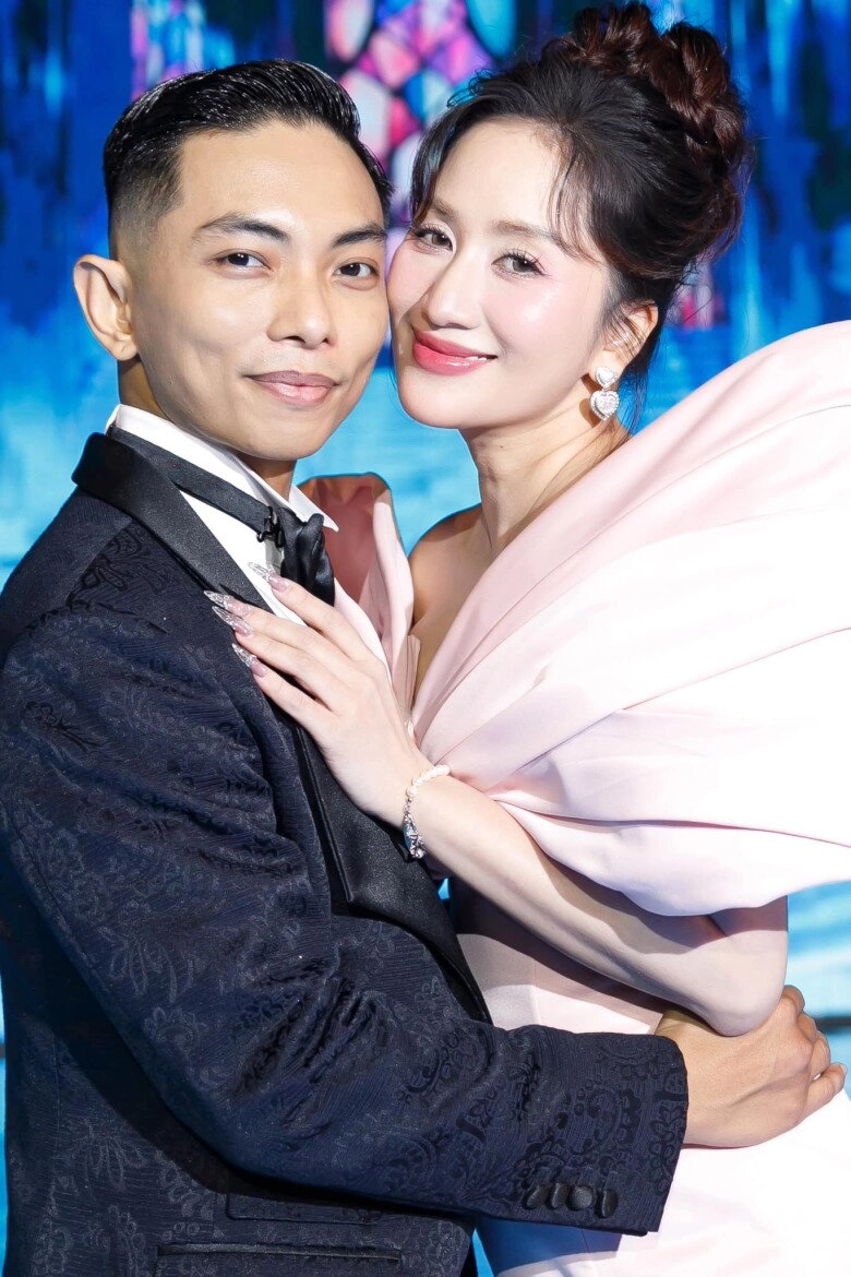 Khánh thi khoe phan hiển sắm cả núi đồ hiệu tặng vợ ngày tết hơn chồng 11 tuổi vẫn được cưng như bà hoàng - 8