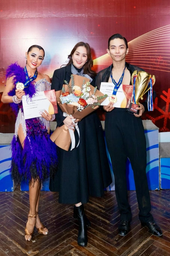 Khánh thi lo phan hiển yêu bạn nhảy mới từng bị ông xã kém 11 tuổi nhận xét là không biết điều - 5
